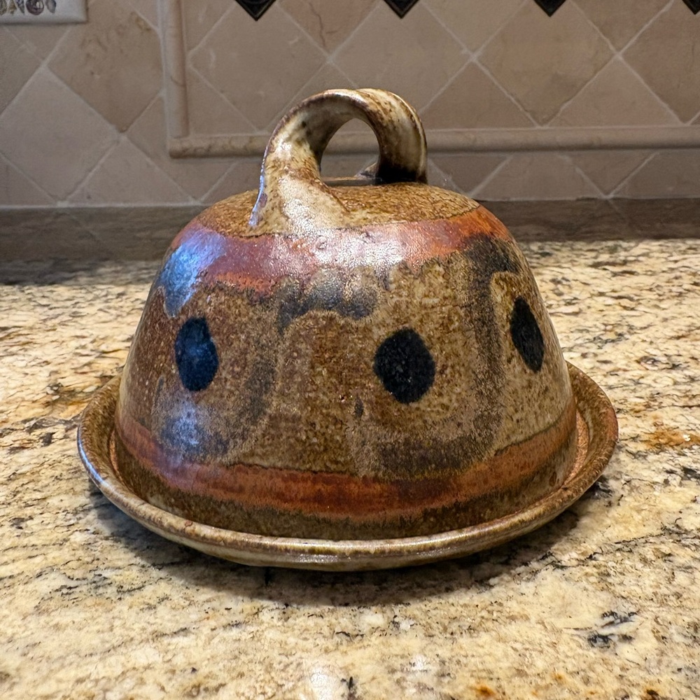 Stoneware Pottery Speckled Glaze Butter Dish Cheese Plate Dome Signed Susie Mint